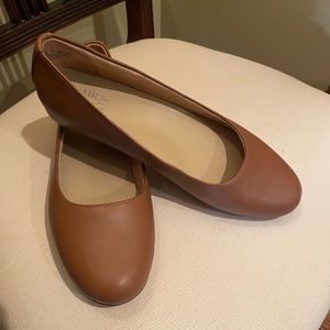 NIB Naturalizer 9.5 W Tan ballet flats